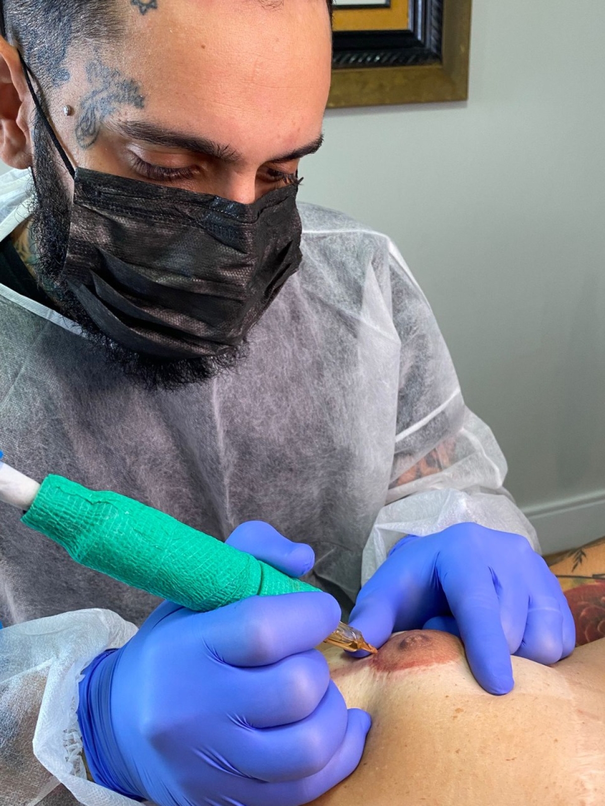 Trabalho de reconstrução de aréola e mamilos de tatuador sergipano é destaque nos Estados Unidos - Foto: Arquivo Pessoal