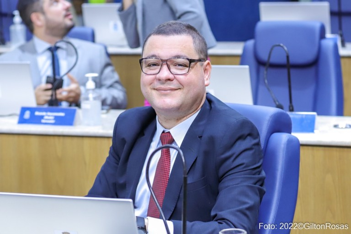 Eduardo Lima diz que está cansado de ouvir o choro das pessoas que estão dependendo do poder público - Foto: Gilton Rosas | Câmara de Aracaju 