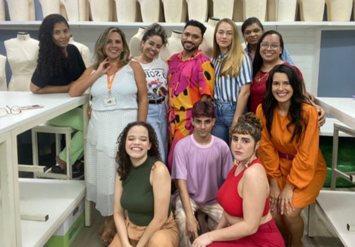 Professora e consultora de moda Karinne Sá e alunos do Curso de Estilistas de Moda do Senac Sergipe - Foto: Assessoria