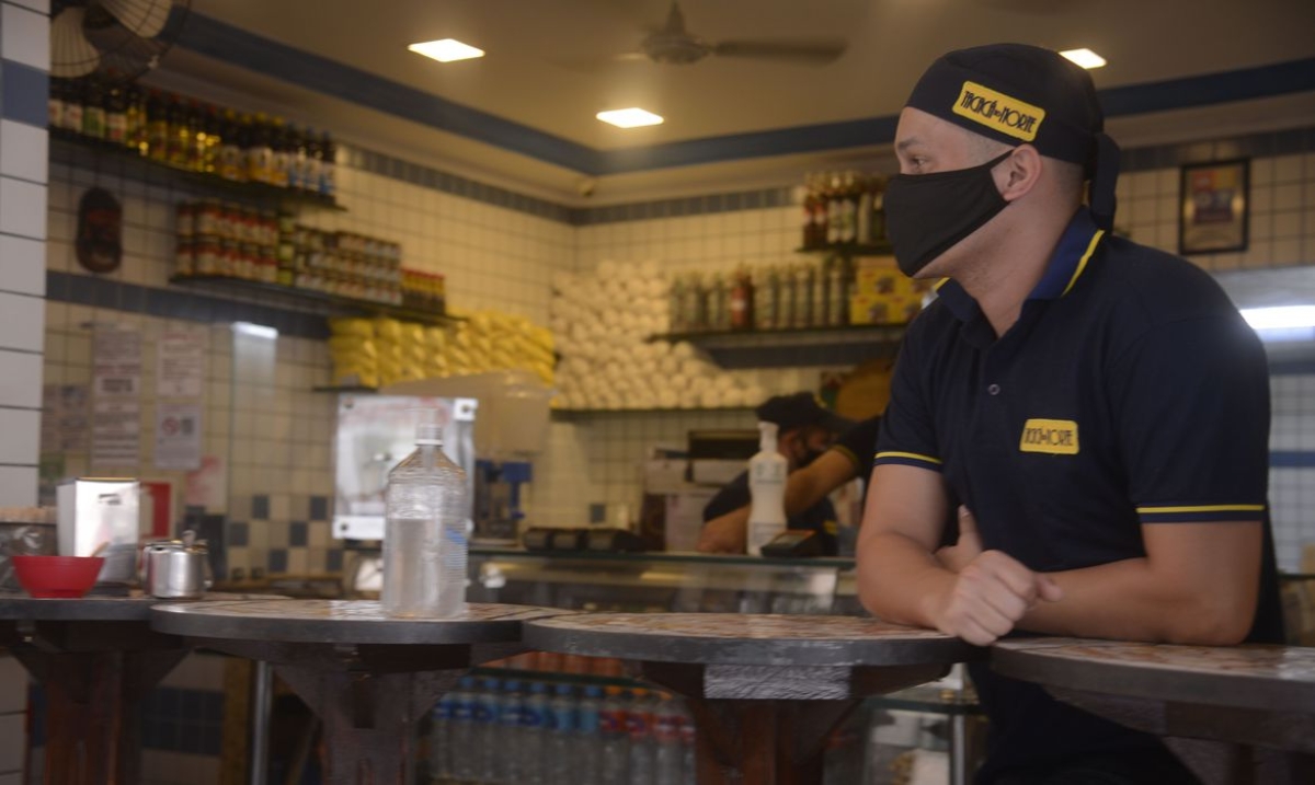 Lanchonetes, bares e restaurantes do Rio de Janeiro reabrem  com restrição de horário, lotação e distância entre mesas - Foto: Tânia Rêgo | Agência Brasil