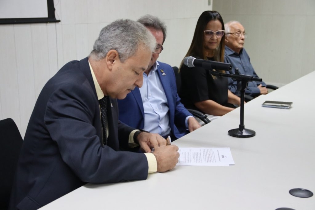 Marcos Antônio Sales, novo diretor regional do Senac, assina termo de posse - Foto: Marcio Rocha | Fecomércio SE