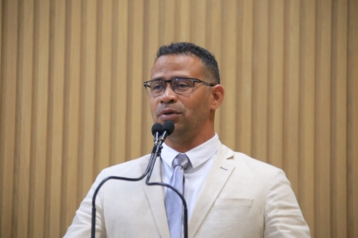 Sargento Byron lamenta situação da Praça dos Mangues, na Coroa do Meio - Foto: Agência Aracaju