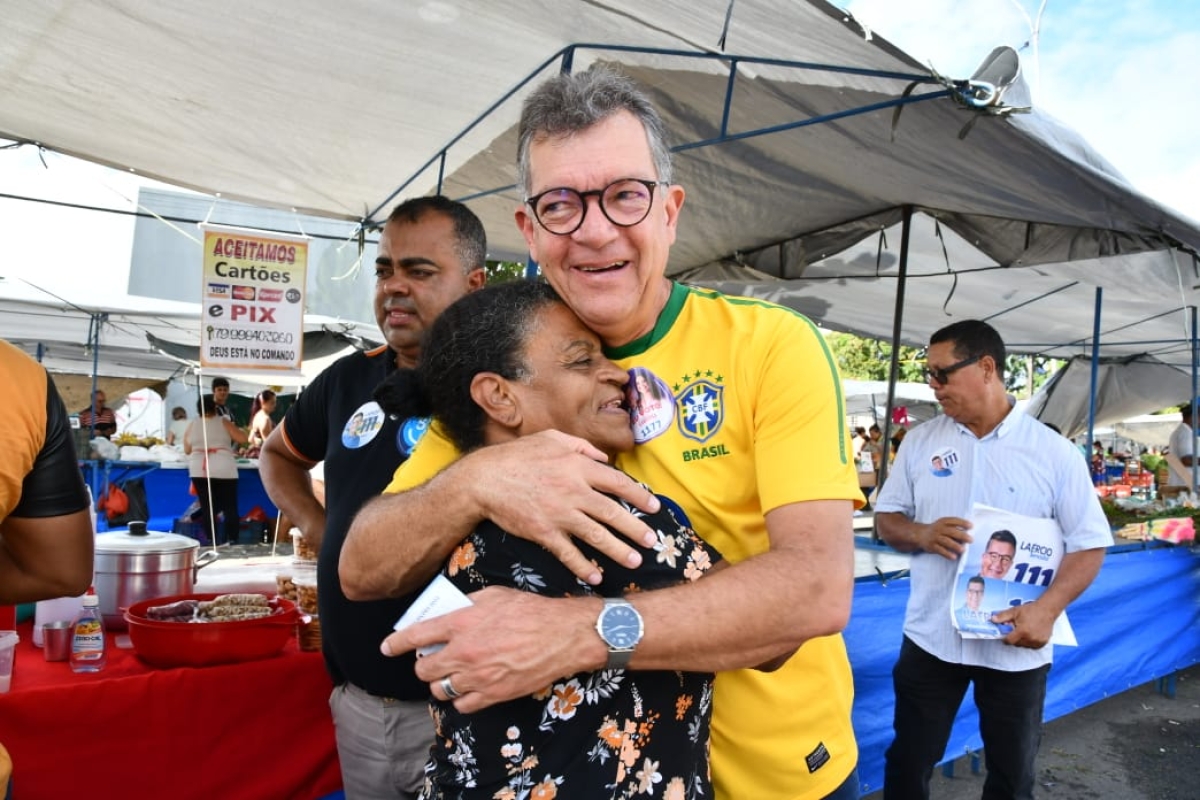 Laércio Oliveira visita feira do Santos Dumont e recebe apoio dos comerciantes - Foto: André Carvalho