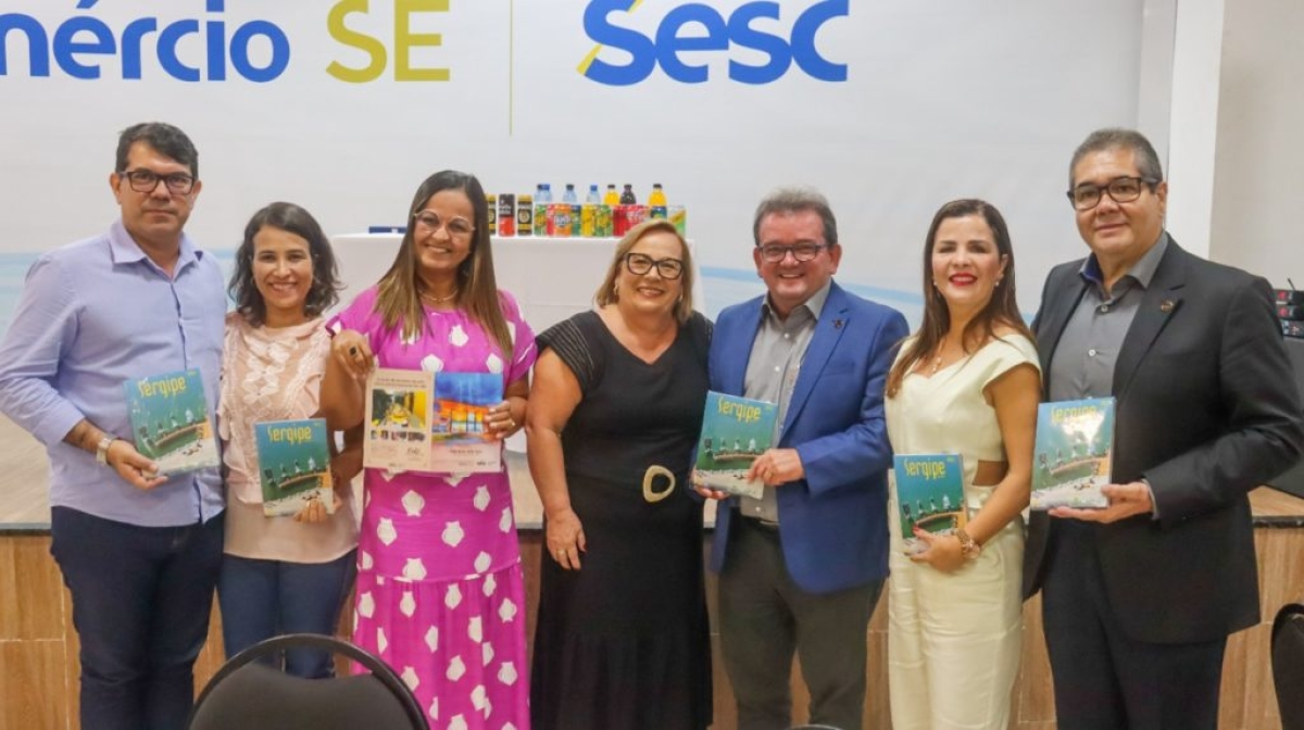 Presidente do Sistema Fecomércio/Sesc/Senac, Marcos Andrade, sua esposa, Josiane Andrade, vice-presidente, Alex Garcez, e esposa, Patrícia Garcez, superintendente do sistema, Maurício Gonçalves, e a diretora regional do Sesc, Aparecida Farias, recebem Guia Sergipe Trade Tour da jornalista Waldete Zampieri - Foto: 
Ascom STT