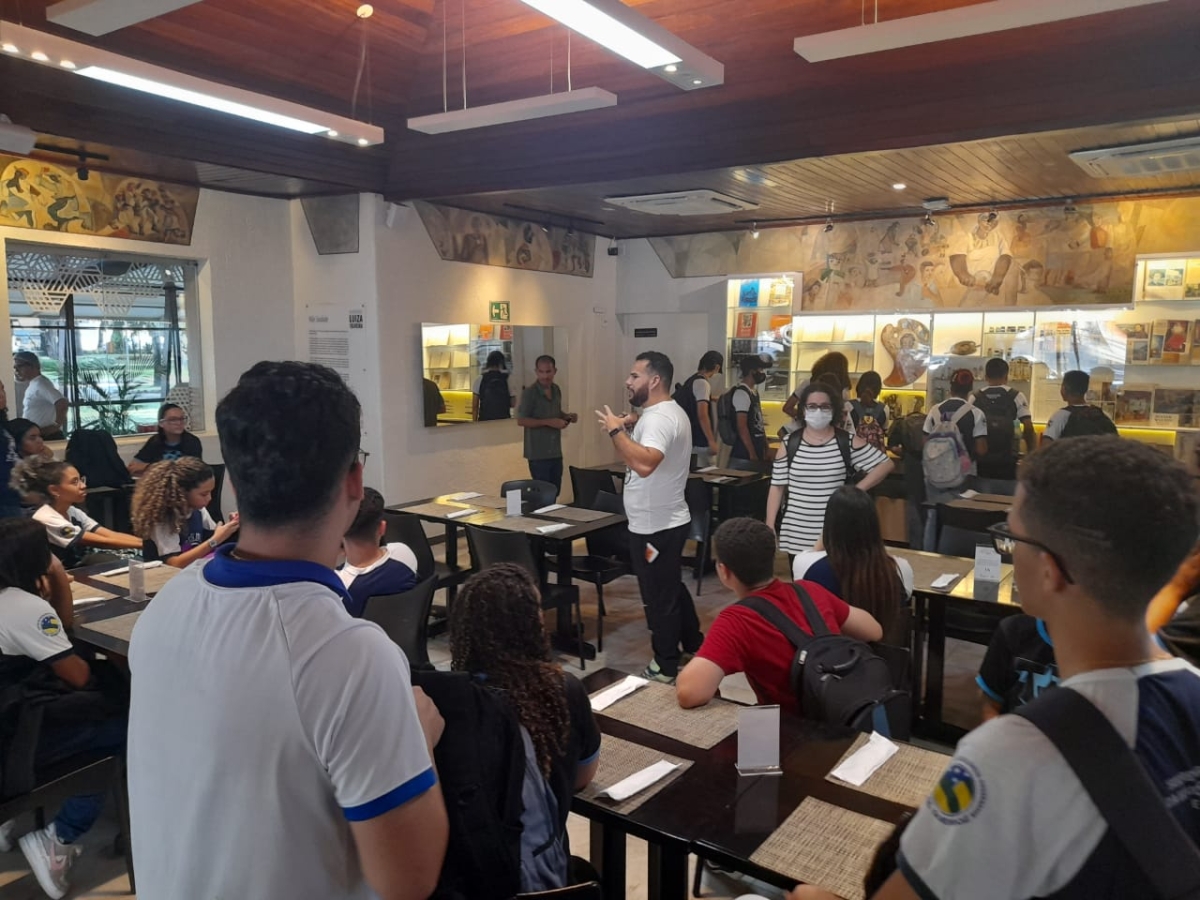 Alunos da rede pública conhecem obras de Jenner Augusto preservadas pelo Senac/SE no Bistrô Cacique Chá - Foto: Senac/SE