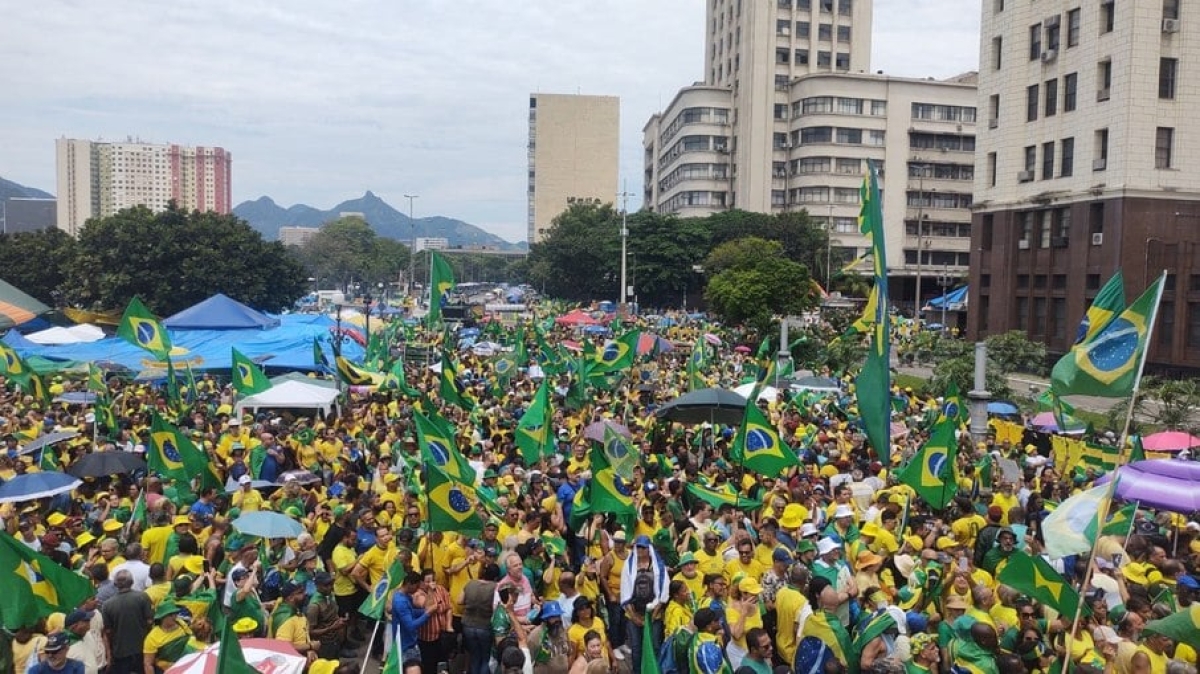 Manifestação em frente ao Comando Militar do Leste, na região central do Rio de Janeiro, no feriado da Proclamação da República - Foto: Reprodução | Twitter