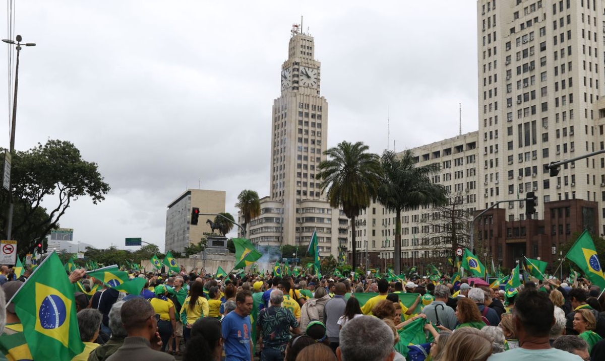 Grupos que rejeitam os resultados das eleições presidenciais se reúnem em frente ao Comando Militar do Leste, zona central da cidade, pedindo intervenção militar - Foto: Tânia Rêgo | Agência Brasil
