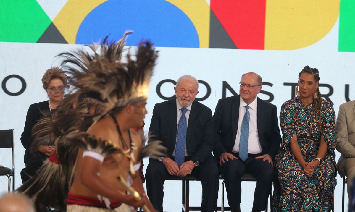 O presidente Luiz Inácio Lula da Silva, participa da cerimônia de posse das ministras da Igualdade Racial, Anielle Franco, e dos Povos Indígenas, Sonia Guajajara - Foto: Valter Campanato | Agência Brasil