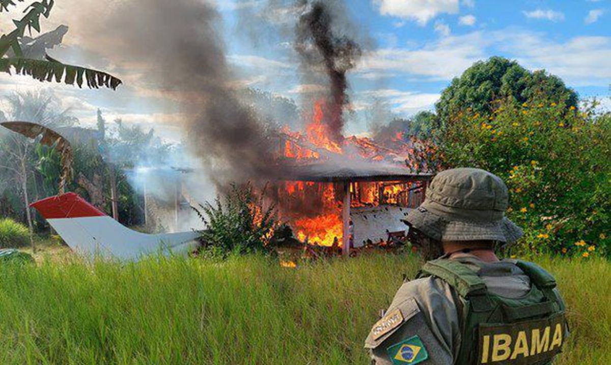 Ibama, Funai e Força Nacional destruíram helicóptero, avião e trator usados pelos garimpeiros ilegais na terra yanomami - Foto: Divulgação | Ibama