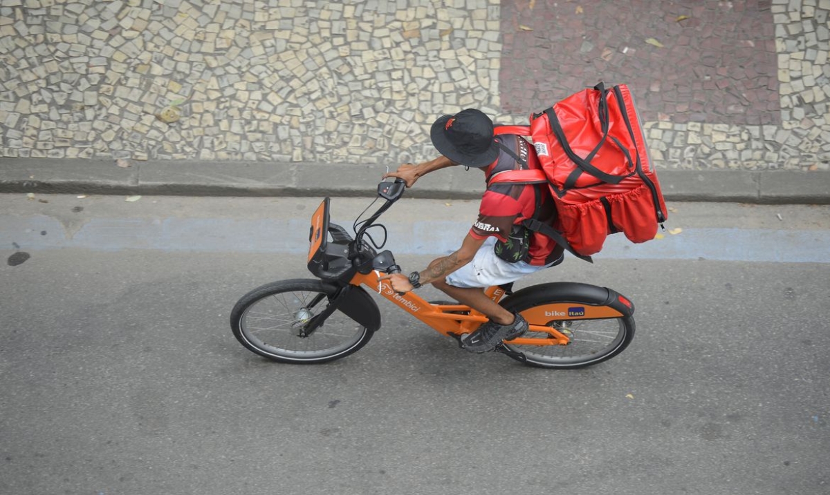 Trabalhador de entrega por aplicativo percorre ruas no centro do Rio de Janeiro - Foto: Tomaz Silva | Agência Brasil