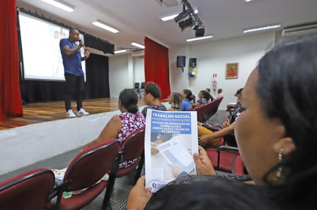 Oficina orienta comunidade das Mangabeiras sobre preparação de currículo e entrevista de emprego - Foto: Marcelle Cristinne | Prefeitura de Aracaju