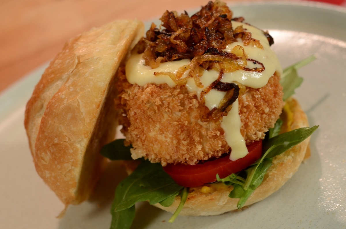 Hambúrguer de Camembert Tirolez Empanado - Foto: Marca Tirolez | Divulgação