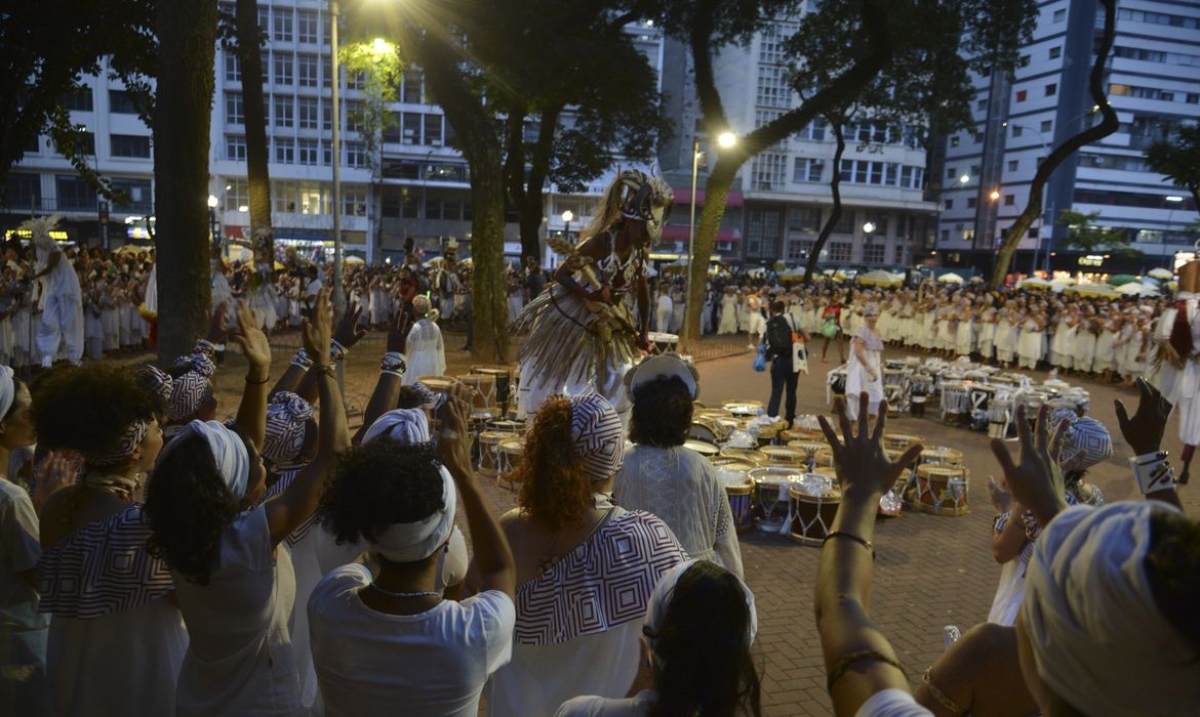Cortejo do Bloco Afro Ilú Obá De Min, que neste ano homenageia as mulheres quilombolas, na Praça da República - Foto: Rovena Rosa | Agência Brasil