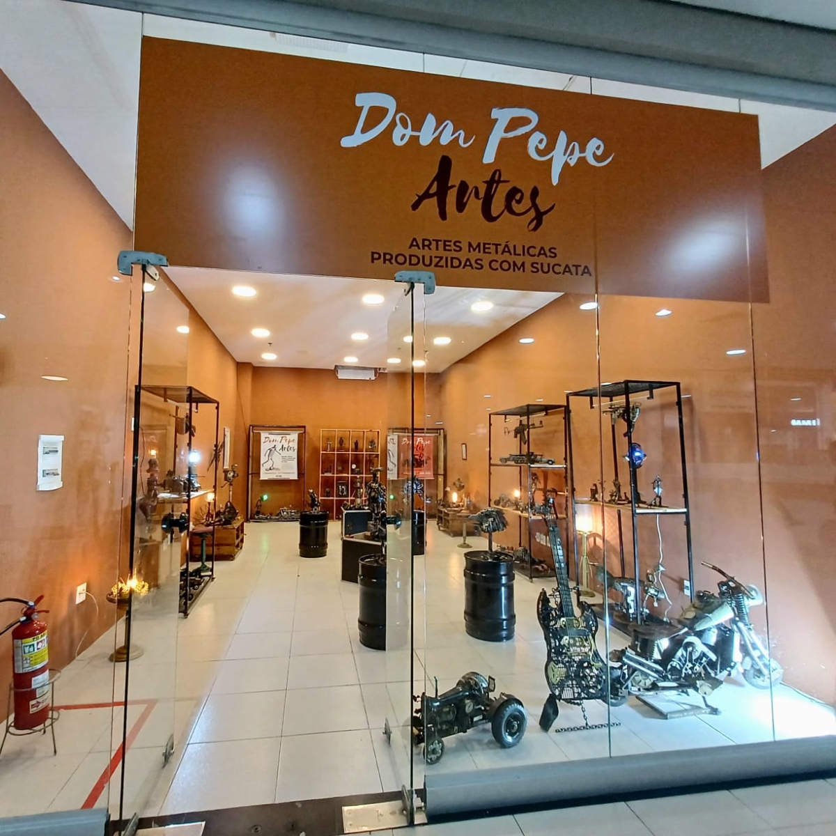 Exposição no Shopping Prêmio tem esculturas feitas com sucata