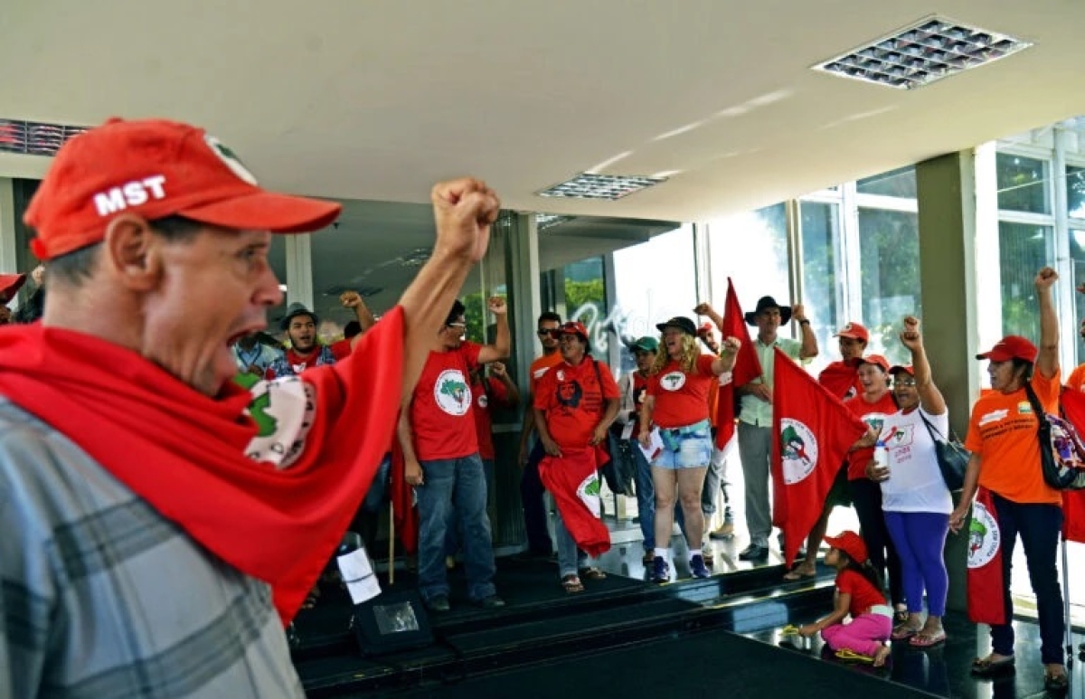 Integrantes do Movimentos dos Trabalhadores Sem Terra fazem protesto - Foto: José Cruz | Agência Brasil