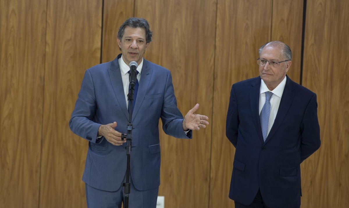 O ministro da Fazenda Fernando Haddad e o vice-presidente Geraldo Alckmim durante entrevista nesta segunda-feira, 5/6, no Palácio do Planalto - Foto: Joédson Alves | Agência Brasil