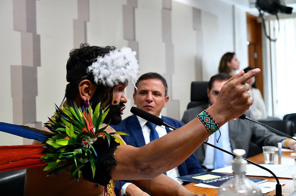 Marcio Bittar , relator da CPI das ONGs, acompanha relato de uma das lideranças indígenas que reivindicam controle e fiscalização pelas próprias etnias dos recursos federais e internacionais repassados às comunidades - Foto: Waldemir Barreto | Agência Senado