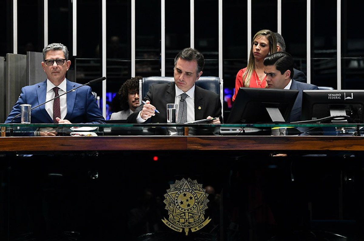Em sessão solene, Rodrigo Pacheco (ao lado de Rogério Carvalho, à esq.) assina a Emenda Constitucional 129 - Foto: Jefferson Rudy | Agência Senado