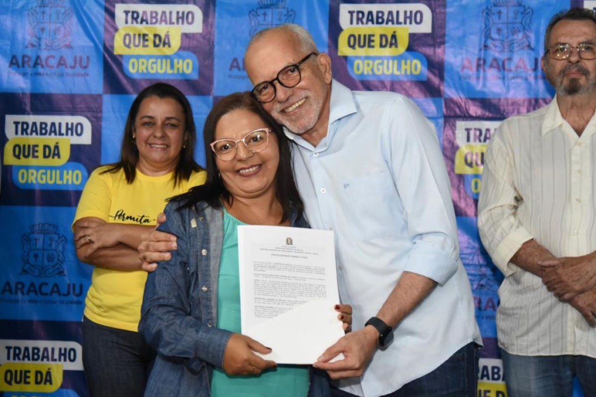 Prefeito Edvaldo Nogueira entrega 410 escrituras aos moradores do Vitória da Resistência - Foto: Arthur DAvila | Prefeitura de Aracaju