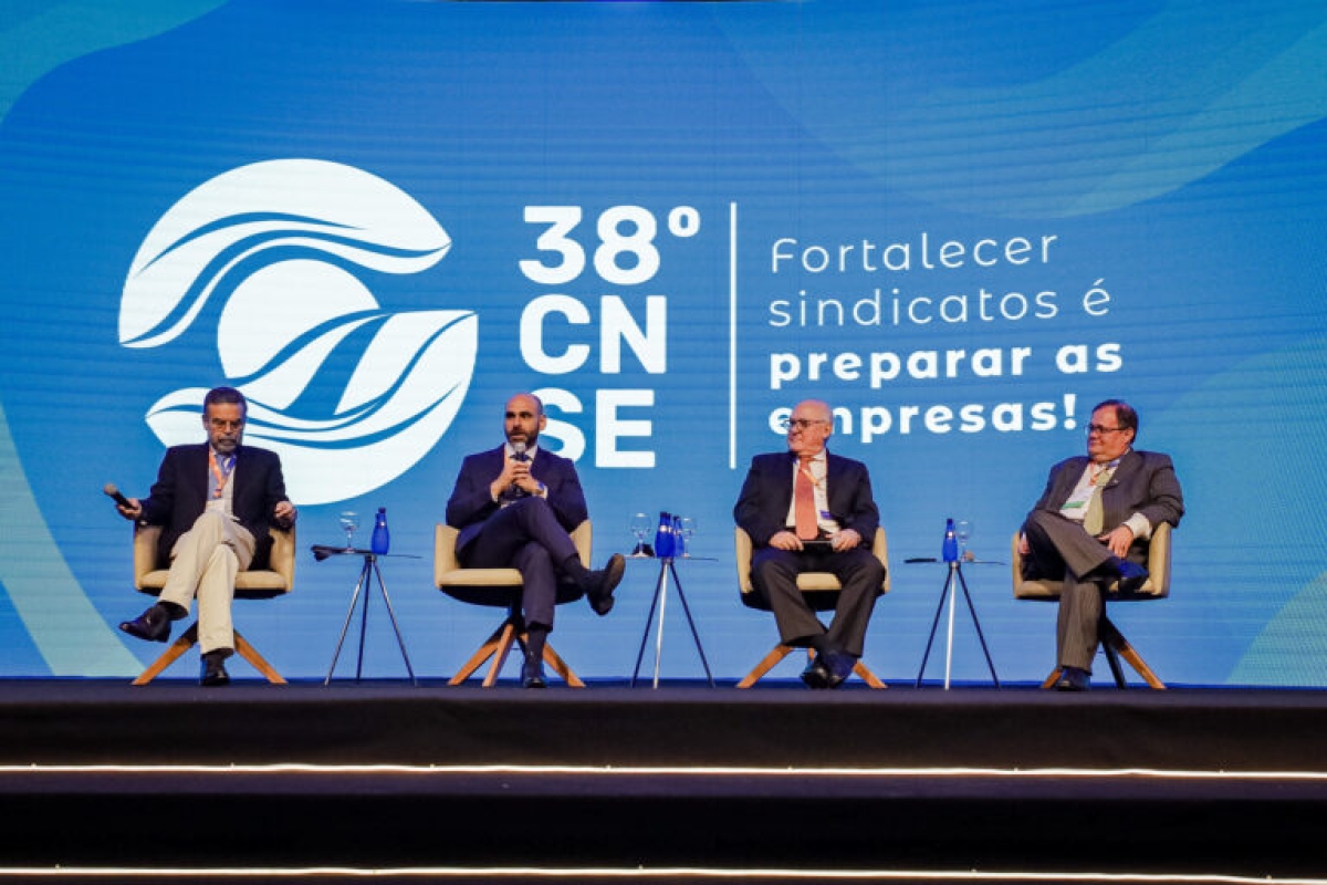 Marcelo Portugal, Guilheme Mercês, Frederico Penna Leal e José Luiz Oreiro debatem sobre as perspectivas do cenário econômico para os sindicatos - Foto: Ascom 38º CNSE