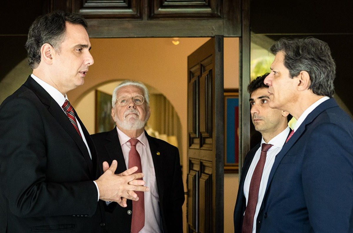 Pacheco (esq) e Haddad durnte negociações para a definição do texto do arcabouço fiscal - Foto: 
Pedro Gontijo | Senado Federal