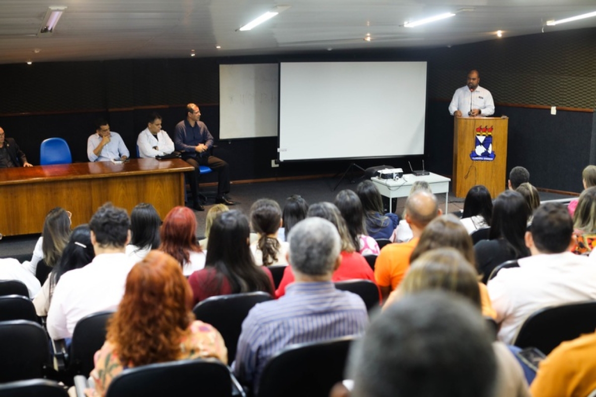 O reitor da UFS, Valter Santana, apresenta o novo superintendente do HU-UFS/Ebserh, Kleyton Bastos - Foto: Evaldo Filho | UFS