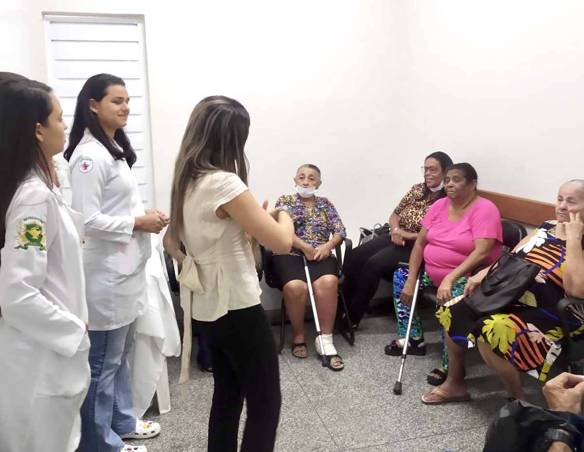 Roda de Conversa orienta pacientes do Centro de Endocrinologia e Diabetes sobre manejo do curativo - Foto: Ipesaúde