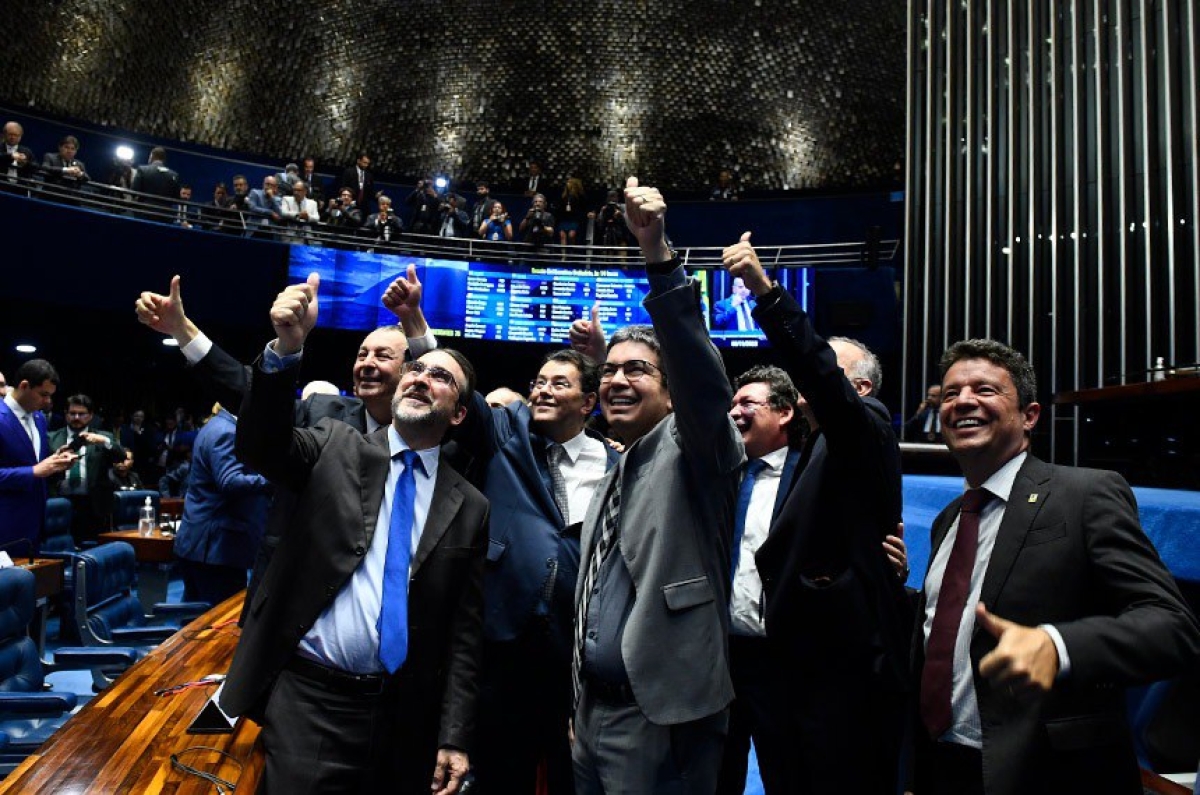 Senadores Omar Aziz, Eduardo Braga e Randolfe Rodrigues celebraram a aprovação junto com o secretário extraordinário da reforma tributária do Ministério da Fazenda, Bernard Appy - Foto: Roque de Sá | Agência Senado