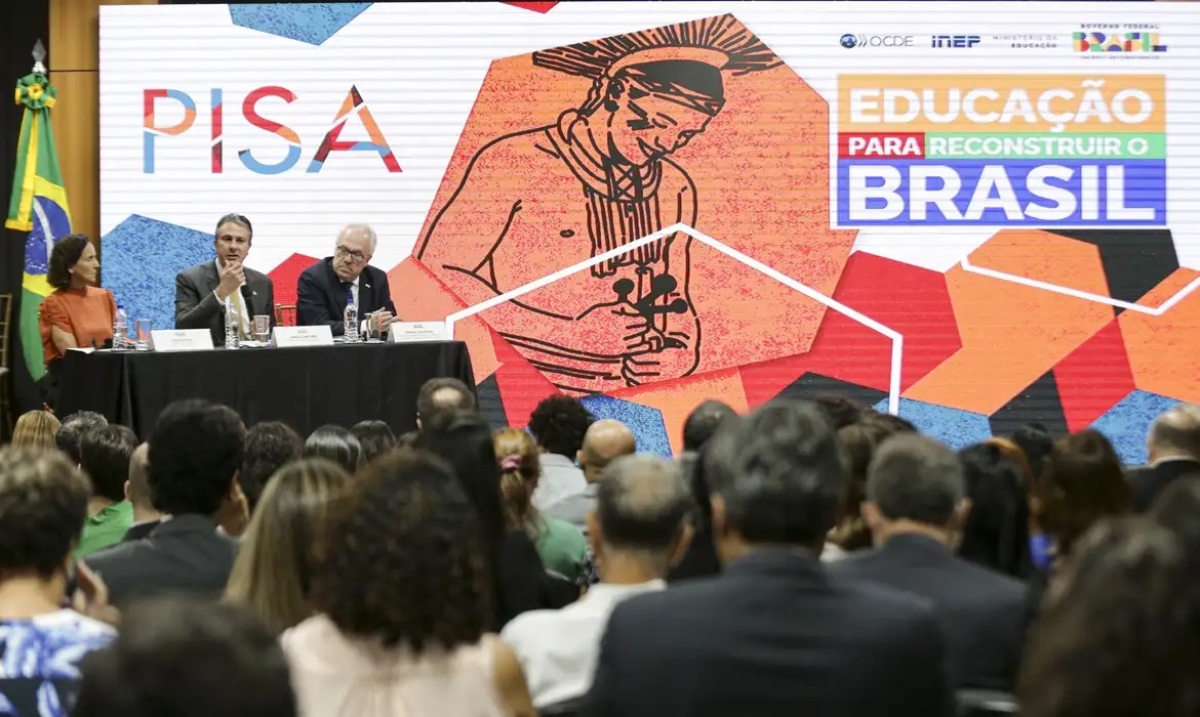 Brasília (DF), 05/12/2023 - O ministro da Educação, Camilo Santana, e o presidente do Instituto Nacional de Estudos e Pesquisas Educacionais Anísio Teixeira (Inep), Manuel Palacios, participam da divulgação dos resultados do Programa Internacional de Avaliação de Estudantes (Pisa) 2022 - Foto: Marcelo Camargo | Agência Brasil