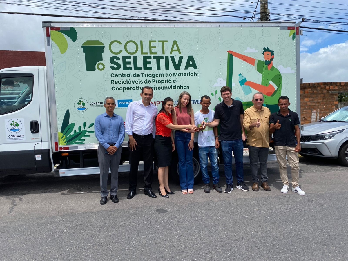 CONBASF, em parceria com órgãos públicos, entrega caminhão para auxiliar trabalhos de catadores - Foto: Innuve Comunicação