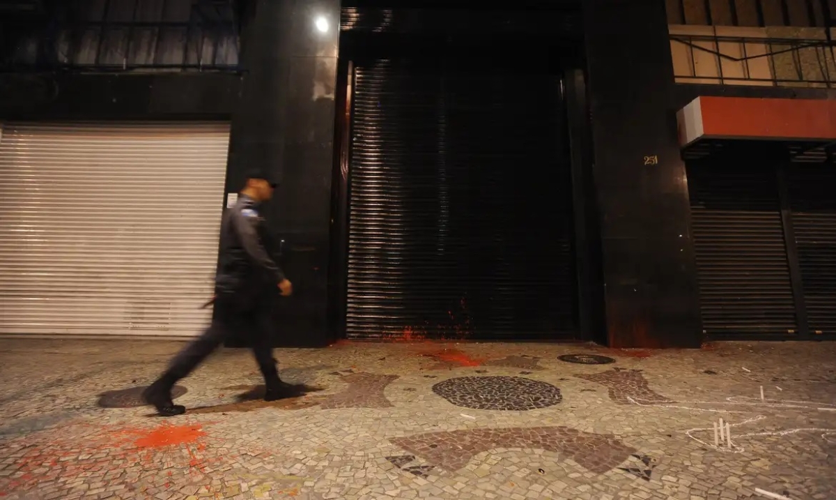 Rio de Janeiro - Passeata de estudantes, movimento sociais, sindicais e partidos de esquerda em repúdio ao golpe militar de 1964 percorre a Avenida Rio Branco para cobrar justiça pelas vítimas da ditadura e punição aos torturadores - Foto: Fernando Frazão | Agência Brasil