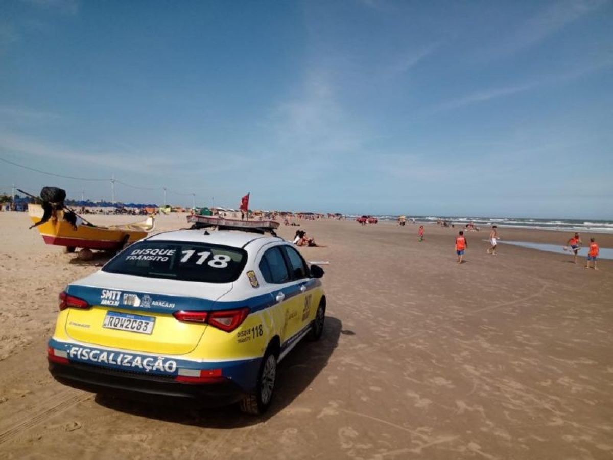SMTT de Aracaju alerta sobre a proibição de circulação de veículos na faixa de areia da praia - Foto: SMTT Aracaju
