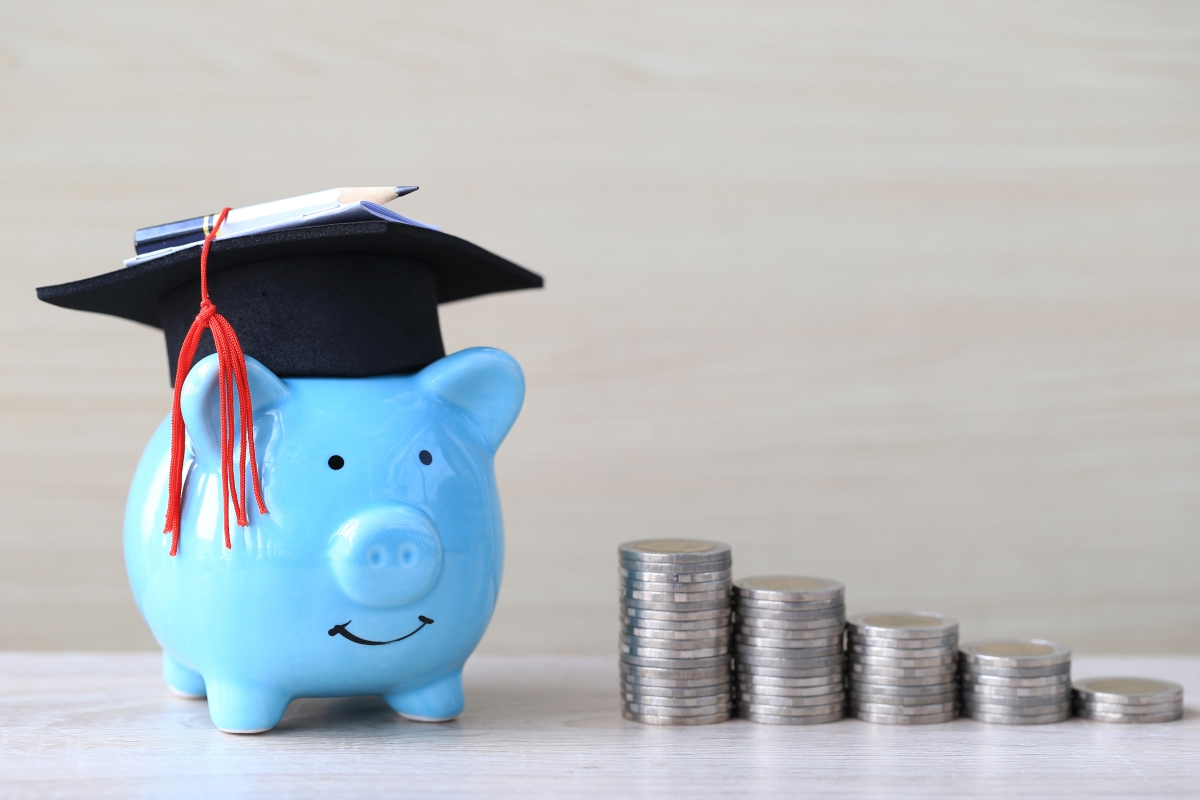 A abordagem da educação financeira nas escolas poderá, ao longo prazo, criar uma nova cultura de gestão financeira na população - Imagem: Monthira | Adobe Stock | Asscom Unit