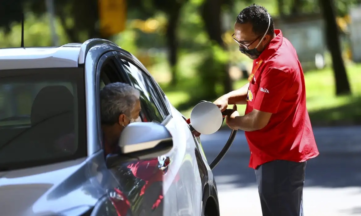 Força-tarefa integrada pela Agência Nacional do Petróleo, Gás Natural e Biocombustíveis (ANP), Procon e Inmetro fiscaliza postos revendedores de combustíveis em Brasília - Foto: Marcelo Camargo | Agência Brasil