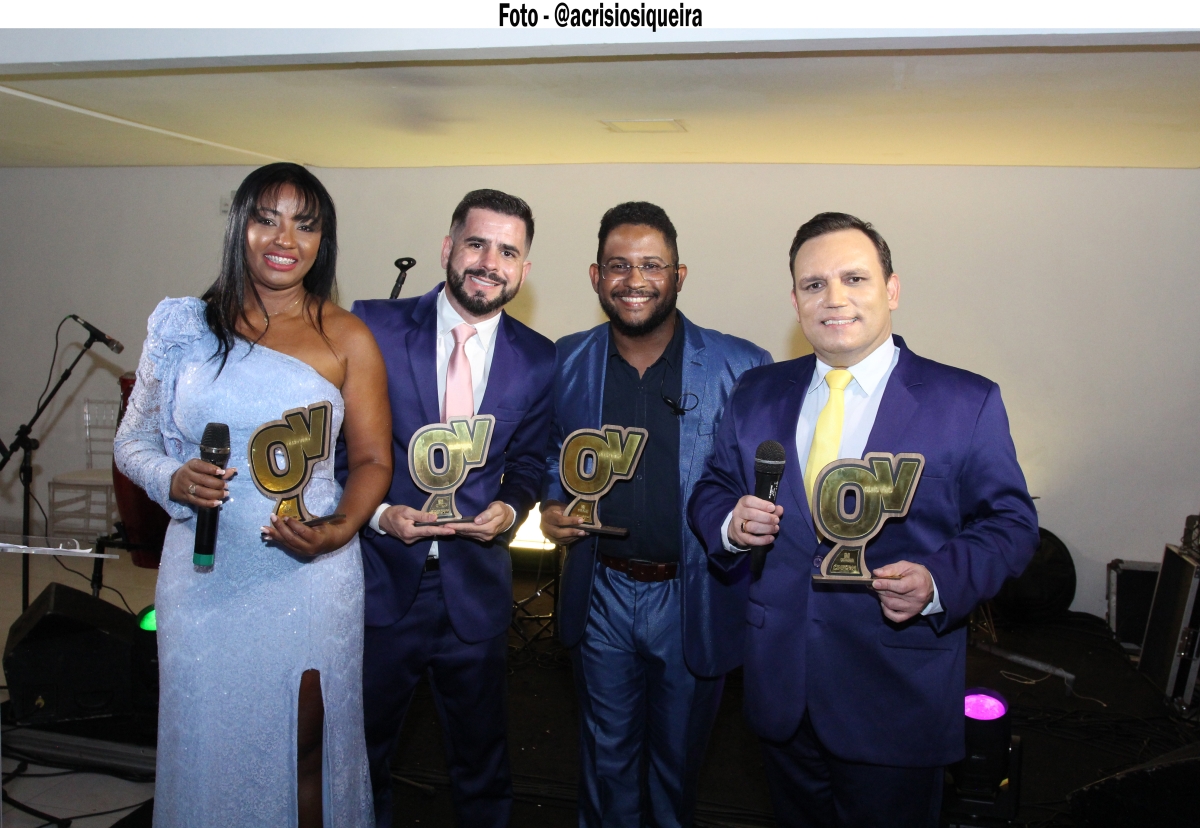Fredson Navarro faz entrega do "Prêmio Olho Vivo" aos eleitos "Melhores de 2023" - Foto: Assessoria