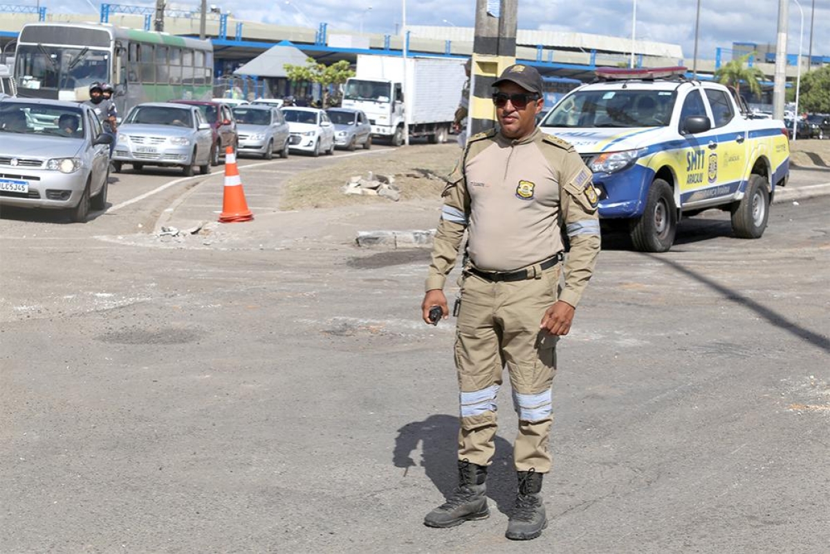 Tancredo Neves: agentes da SMTT orientam condutores nos trechos da avenida em obra - Foto: Sergio Silva | Prefeitura de Aracaju
