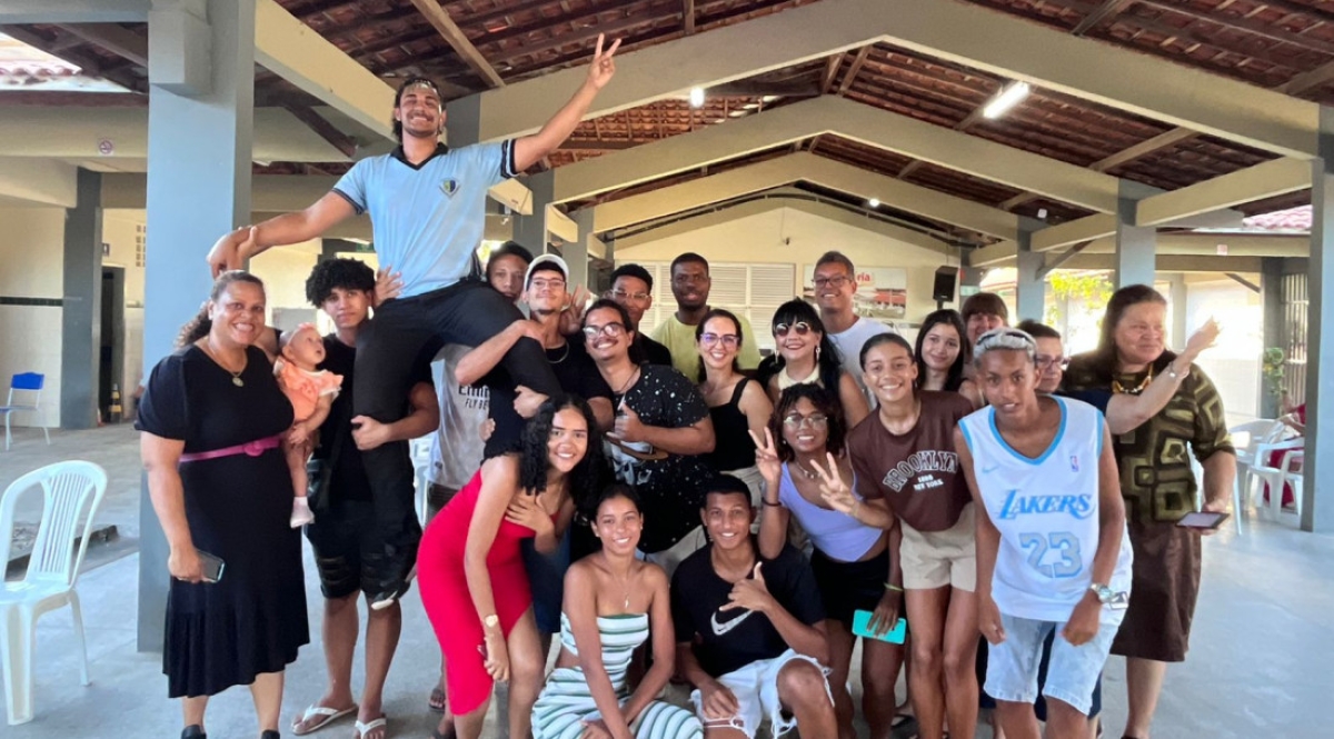 Aluno Gabriel e amigos alunos do Vitória de Santa Maria comemoram aprovação do estudante
em Medicina na UFS - Foto: Acácia Merici | Governo de Sergipe