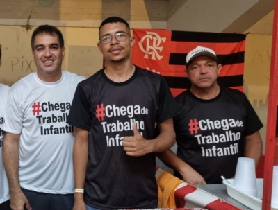 Vendedores ambulantes usaram camisa da campanha, que alerta sobre o trabalho infantil nos estádios - Foto: MPT Sergipe
