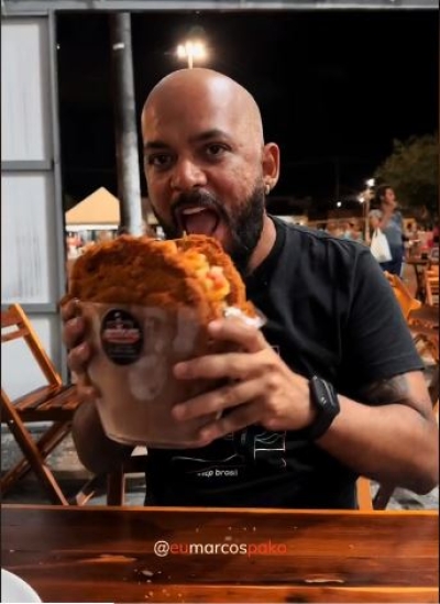 O influenciador digital Marco Pako aceitou o desafio de devorar um acarajé gigante - Foto: Destaque Notícias
