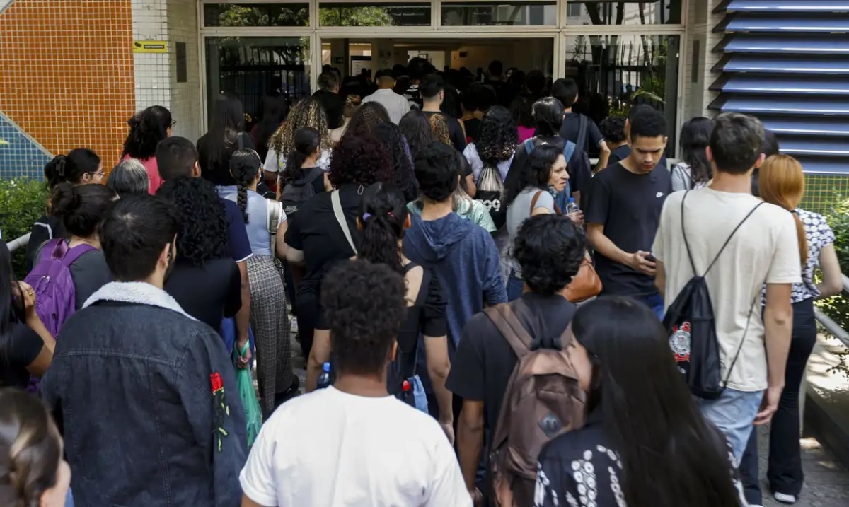 São Paulo (SP), 05/11/2023 - Estudantes e pais na Universidade Paulista no bairro do Paraiso - Foto: Paulo Pinto | Agência Brasil