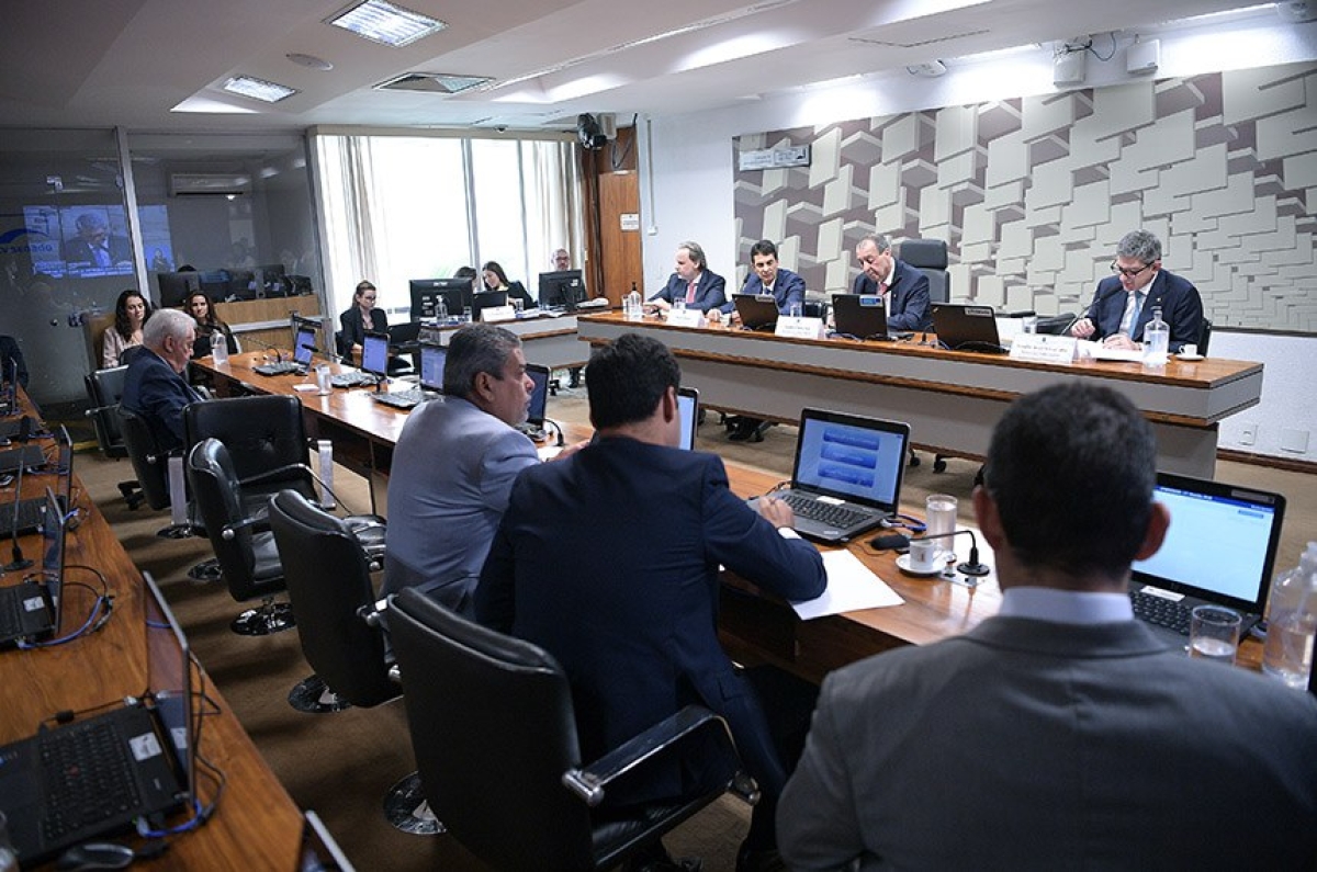 O presidente da CPI, Omar Aziz (2º à dir. na mesa), entre Arantes (2º à esq.) e o relator, Rogério Carvalho (D) - Foto: Pedro França/Agência Senado
