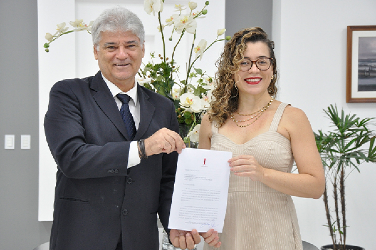 O desembargador José Augusto do Nascimento, recebeu, na manhã desta terça-feira, 16/4, a advogada e consultora do Prêmio Innovare em Sergipe, Lilian Jordeline Ferreira de Melo - Foto: Divulgação