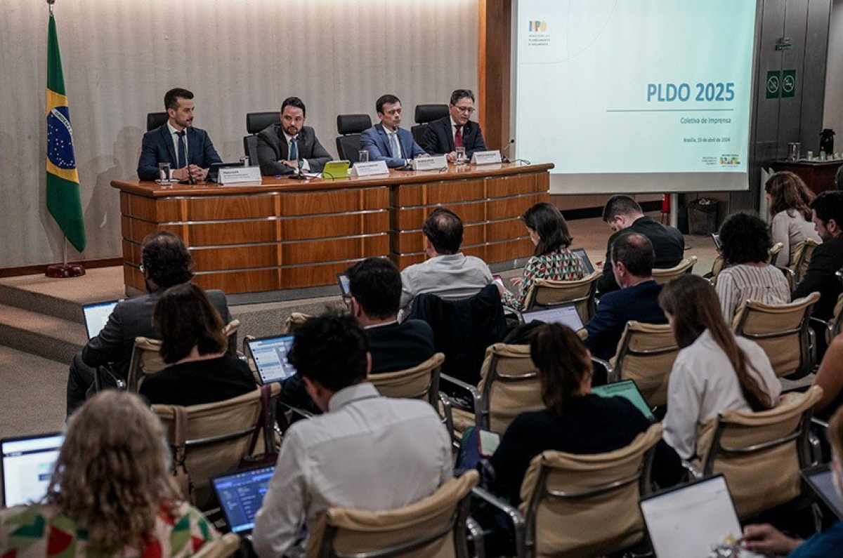 Apresentação do projeto da LDO de 2025 na Câmara dos Deputados reuniu parlamentares e técnicos do governo - Foto: Rafa Neddermeyer/Agência Brasil
