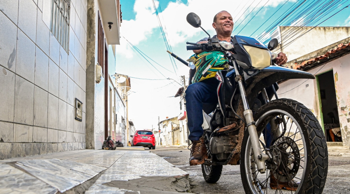 Marcelo Farias é entregador e usa sua moto para trabalhar - Foto: Erick O´Hara

