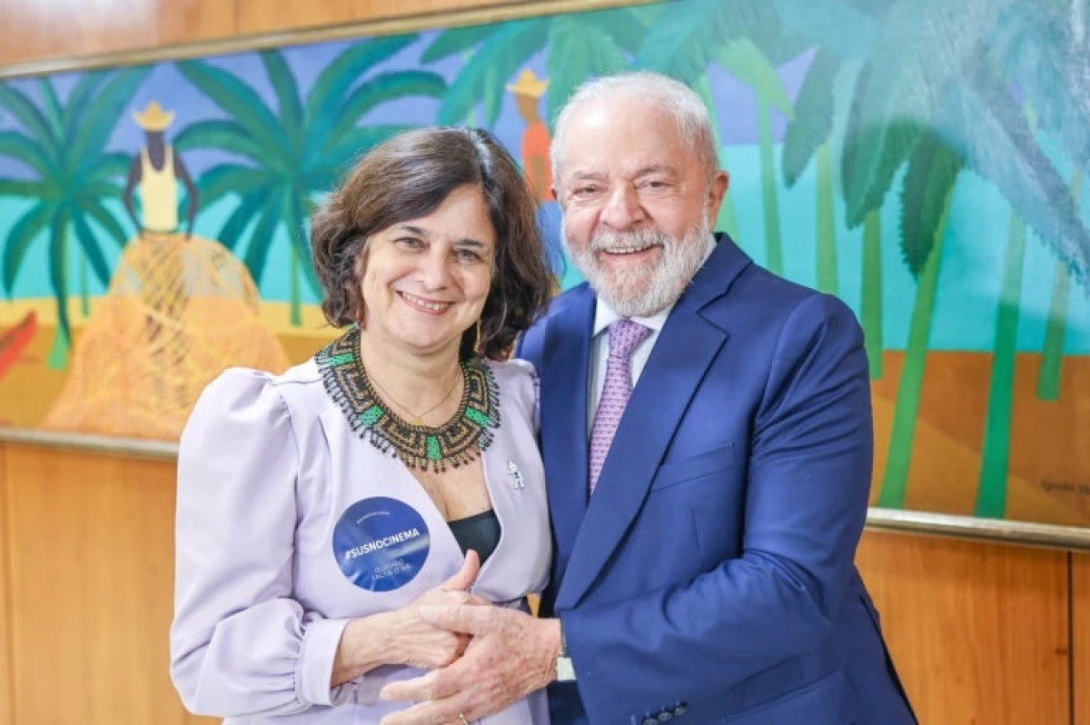 Ministra da Saúde, Nisia Trindade, ao lado de Lula - Foto: Ricardo Stuckert/PR
