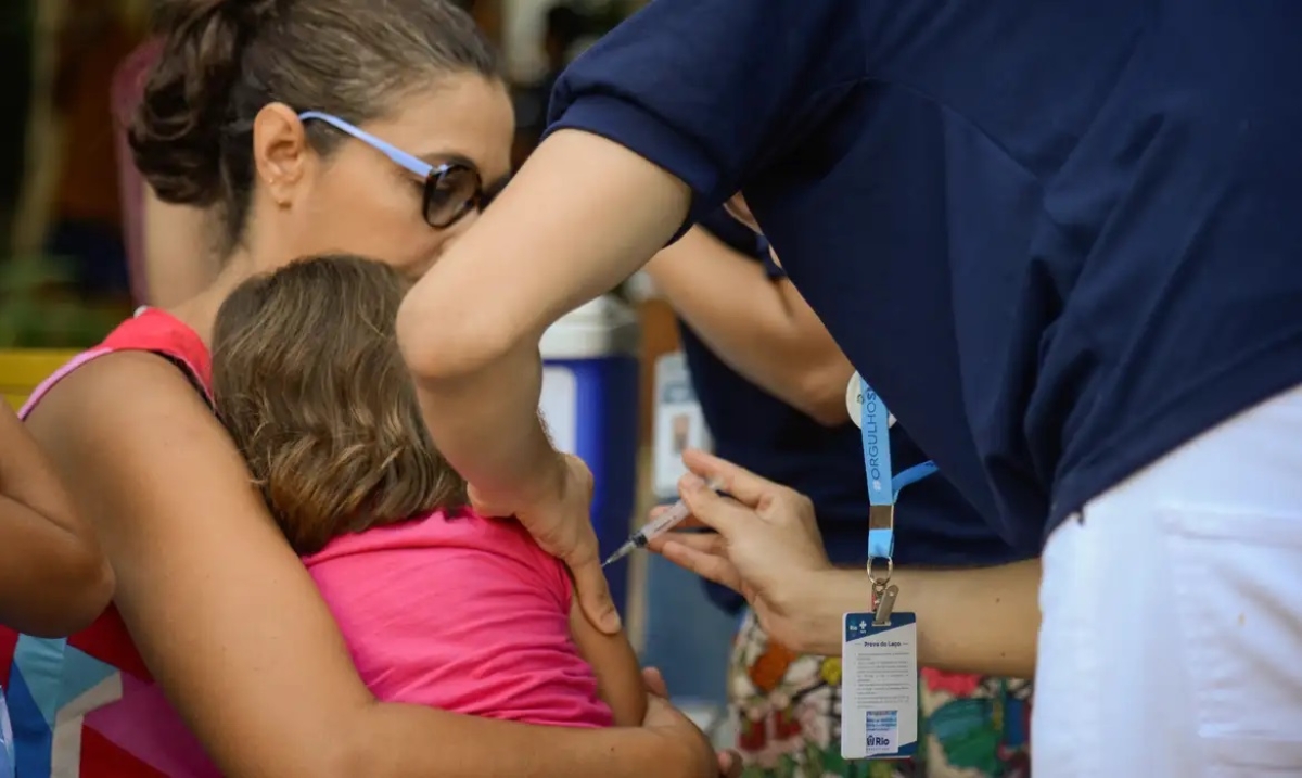 A vacinação contra a gripe e a Covid-19 vem sendo adotada como estratégia para enfrentar o aumento de casos das doenças - Foto: Tomaz Silva/Agência Brasil
