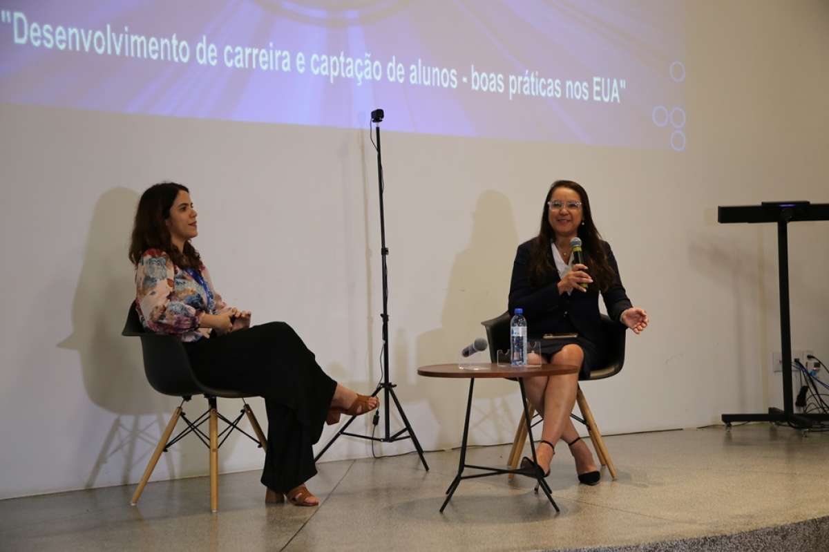 A professora Mara Queiroz-Vaughn, da Universidade do Norte do Texas (UNT), fez palestras para professores e visitas guiadas no Campus da Unit, em Aracaju - Foto: Asscom Unit
