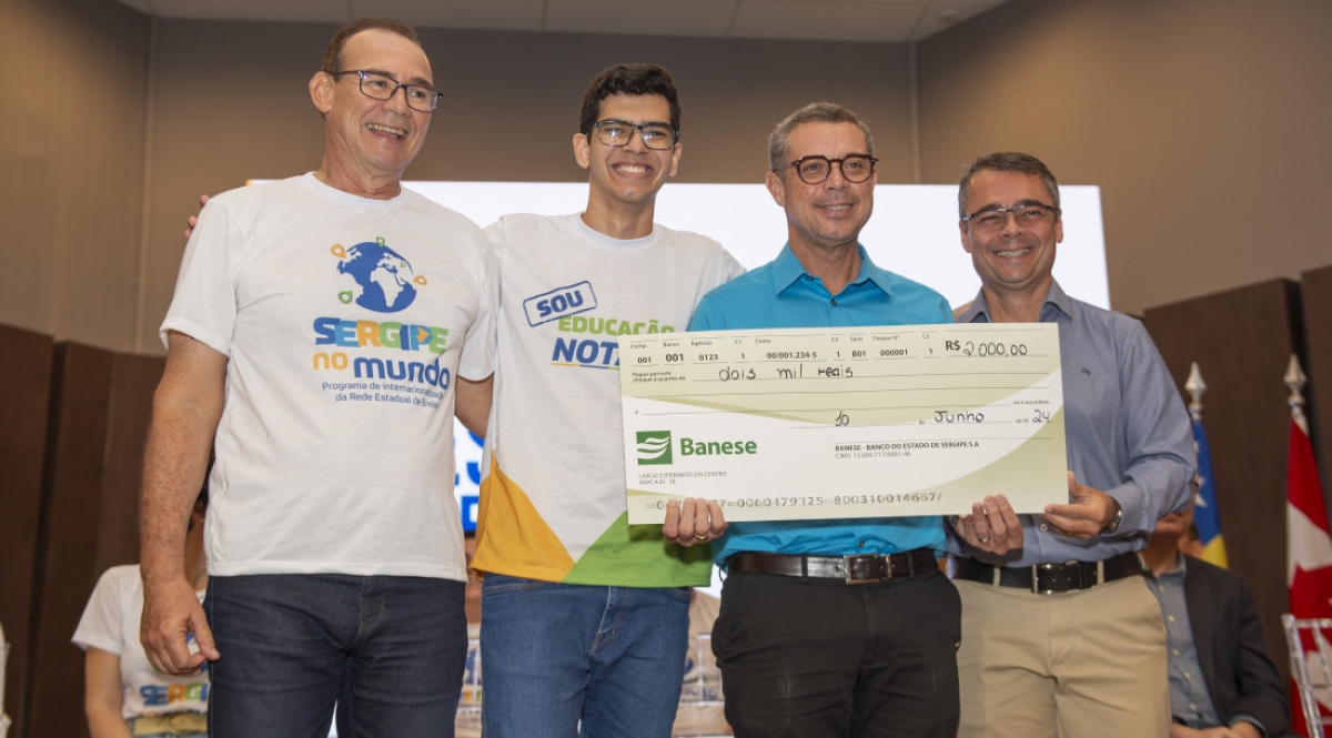 Banese premia os dez alunos da rede estadual mais bem pontuados no Enem 2023 - Foto: Moema Costa/Governo de Sergipe

