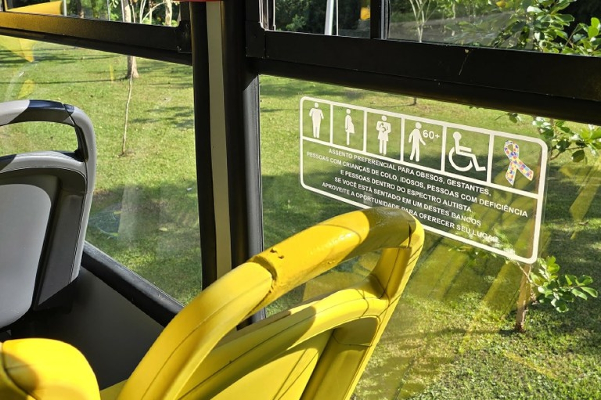 Aprovado projeto de Emília que assegura assento prioritário nos ônibus para portadores de TEA - Foto: AMEP/CMA
