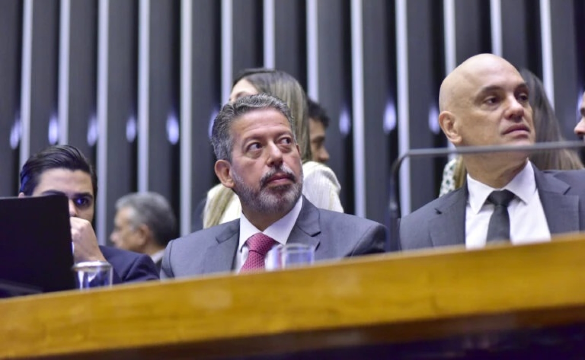 Arthur Lira e Alexandre de Moraes na solenidade de aniversário da Constituição - Foto: Zeca Ribeiro / Câmara dos Deputados
